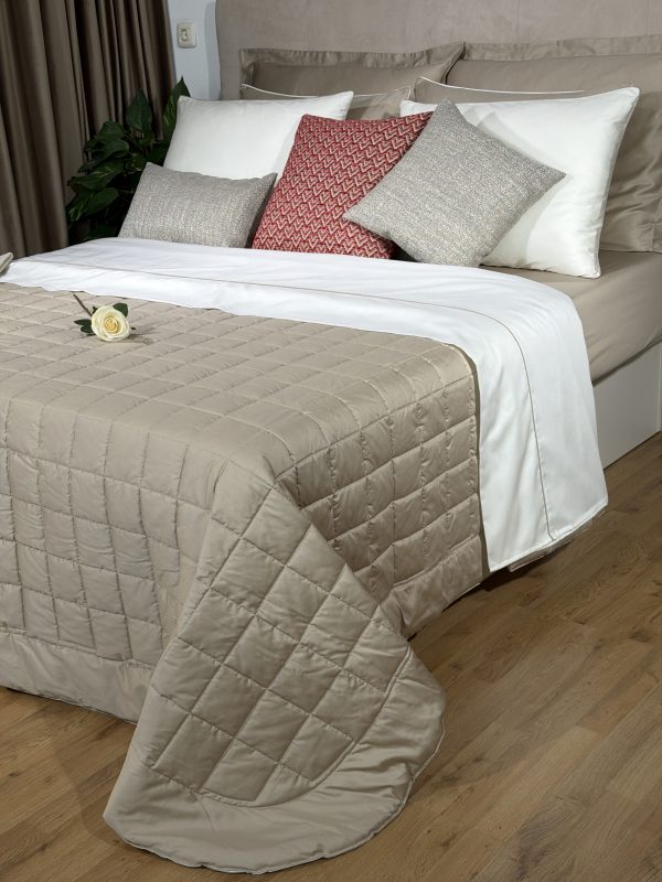 Posteljna pregrinjala Karoline