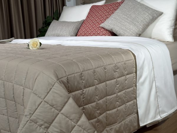 Posteljna pregrinjala Karoline1